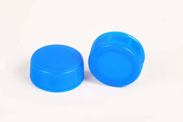Plastik şişe kapağı beyaz izole.