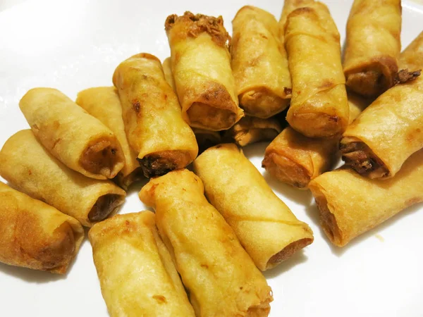 Beyaz tabak içinde çölde.