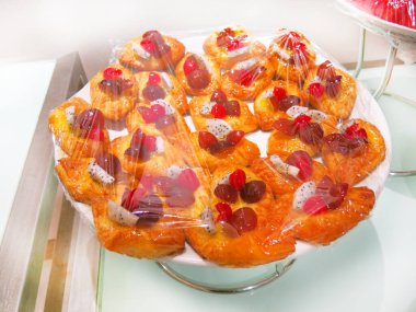 Beyaz arka planda lezzetli tatlıyı yakın plan