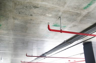 Endüstriyel binada kırmızı borular