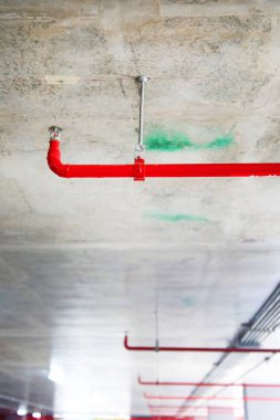 Endüstriyel binada kırmızı borular