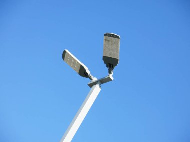 Gökyüzü arka planında sokak lambası 