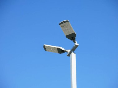 Gökyüzü arka planında sokak lambası 