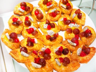 Beyaz arka planda lezzetli tatlıyı yakın plan