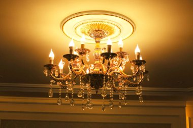 Tavanda zarif bir avize. 