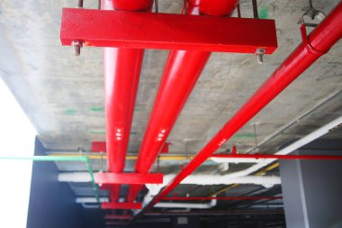 Endüstriyel binada kırmızı borular