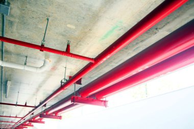 Endüstriyel binada kırmızı borular