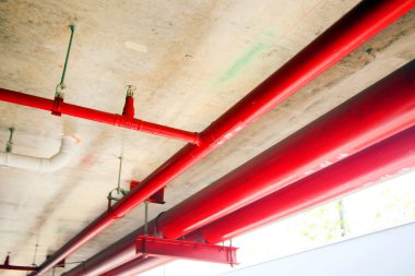 Endüstriyel binada kırmızı borular