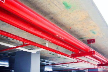 Endüstriyel binada kırmızı borular