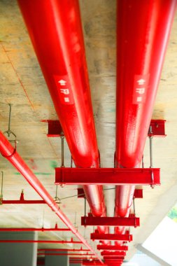 Endüstriyel binada kırmızı borular