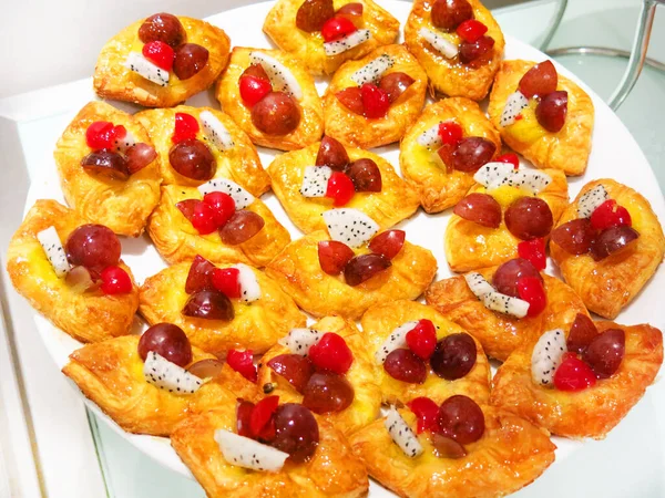 Beyaz arka planda lezzetli tatlıyı yakın plan