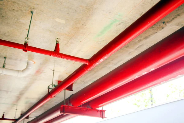 Endüstriyel binada kırmızı borular