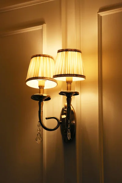 Moderní Osvětlená Lampa Pokoji — Stock fotografie