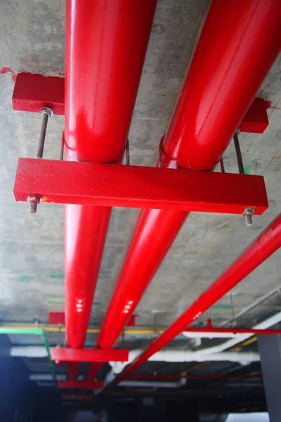 Endüstriyel binada kırmızı borular