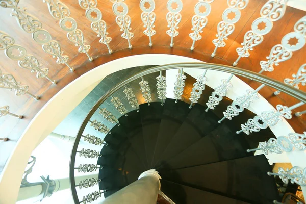 Elegant Wooden Spiral Stairs Railings Luxury Interior — Foto Stock