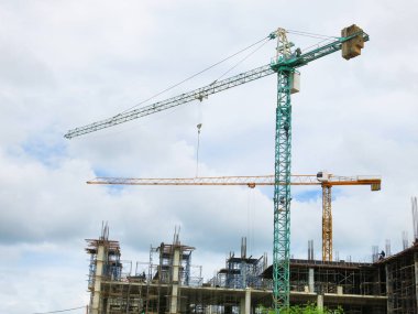 Gökyüzüne karşı vinçleri olan inşaat alanı