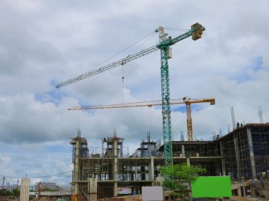 Şehirde iskelesi olan bir inşaat alanı.