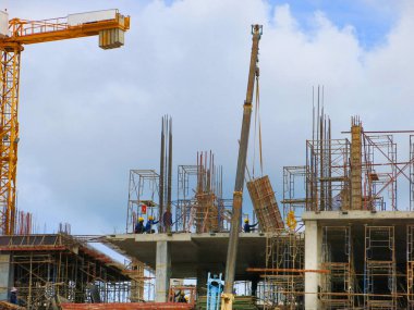 Şehirde iskelesi olan bir inşaat alanı.