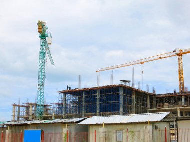 Şehirde iskelesi olan bir inşaat alanı.