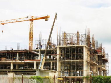 Şehirde iskelesi olan bir inşaat alanı.