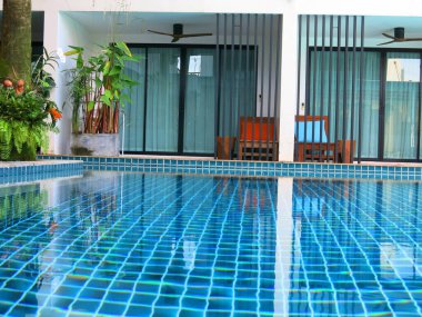 Mavi suyla yüzme havuzu