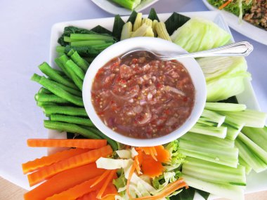 Lezzetli Asya yemeklerinin yakın çekim görüntüsü