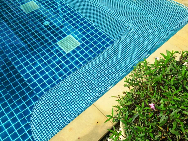 青い水でプールを — ストック写真