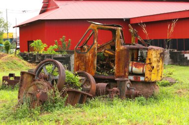 Eski paslı metal detayları yeşil çimlerde