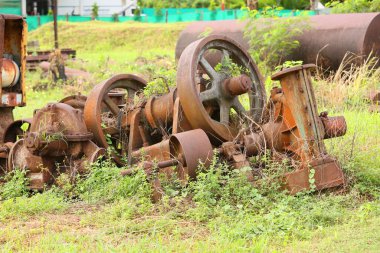 Eski paslı metal detayları yeşil çimlerde