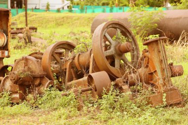Eski paslı metal detayları yeşil çimlerde