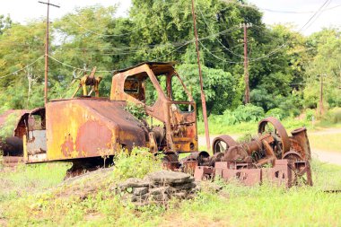 Eski paslı metal detayları yeşil çimlerde