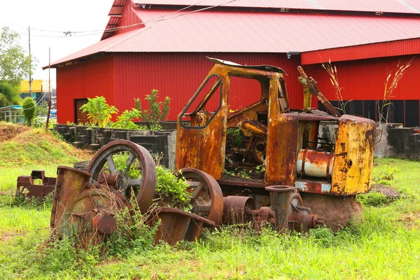 Old Rusty Metal Details Green Grass — Foto de Stock