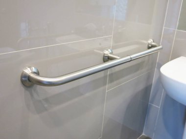 Modern bir tuvaletin içinde. 