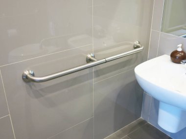 Modern bir tuvaletin içinde. 