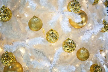 Noel ağacı, balolar ve süslemeler  