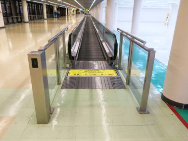 Havaalanının modern iç mimarisi