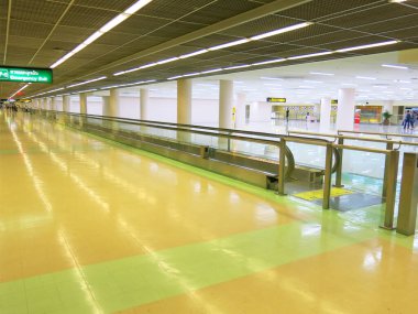 Havaalanının modern iç mimarisi