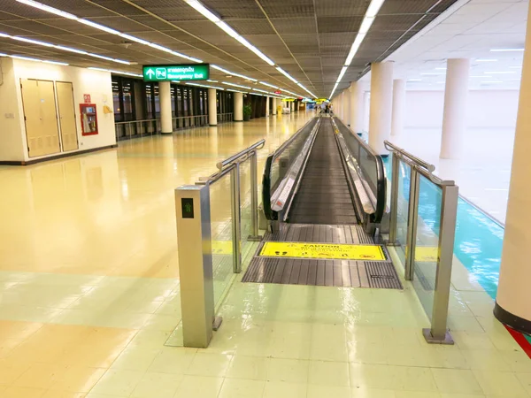 Havaalanının modern iç mimarisi