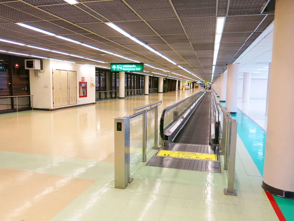 Havaalanının modern iç mimarisi