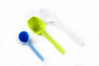 Beyaz arkaplanda renkli plastik kaşıkların yakın plan görüntüsü