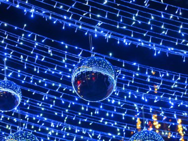 Noel süslemeleri, güzel asılı çelenkler.