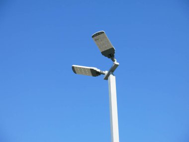 Gökyüzü arka planında sokak lambası 