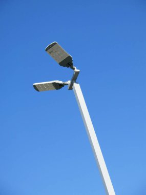 Gökyüzü arka planında sokak lambası 