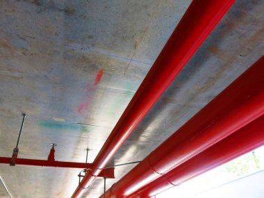 Endüstriyel binada kırmızı borular