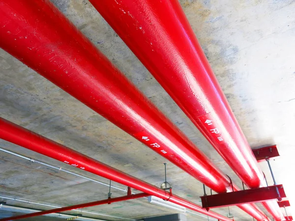 Czerwone Rury Wewnątrz Budynku Przemysłowego — Zdjęcie stockowe