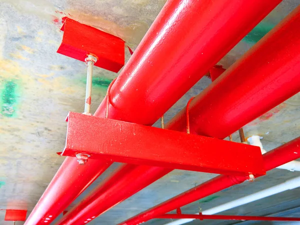 Czerwone Rury Wewnątrz Budynku Przemysłowego — Zdjęcie stockowe