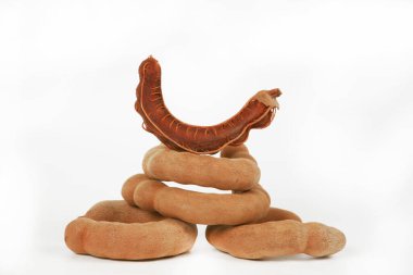 Tamarind 'in yakın plan görüntüsü beyaz arkaplanda izole edildi