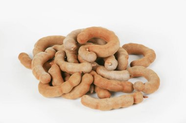 Tamarind 'in yakın plan görüntüsü beyaz arkaplanda izole edildi