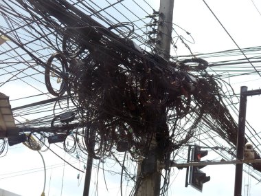 Caddedeki elektrik kablolarını kapat