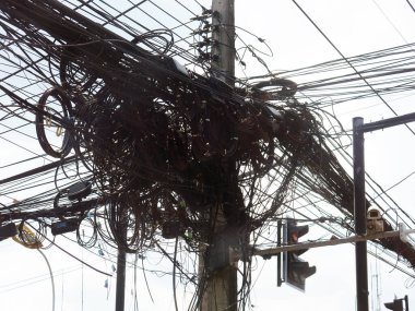 Caddedeki elektrik kablolarını kapat